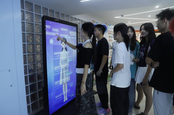 速盈所 AI“辅导员”上岗 这所高校智慧迎新解锁入学新体验