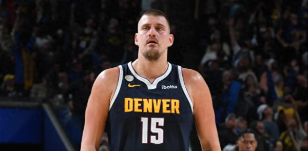 炫多配资 赛季首个三双诞生! 掘金七人上双获胜, 布克空砍31分无力回天!